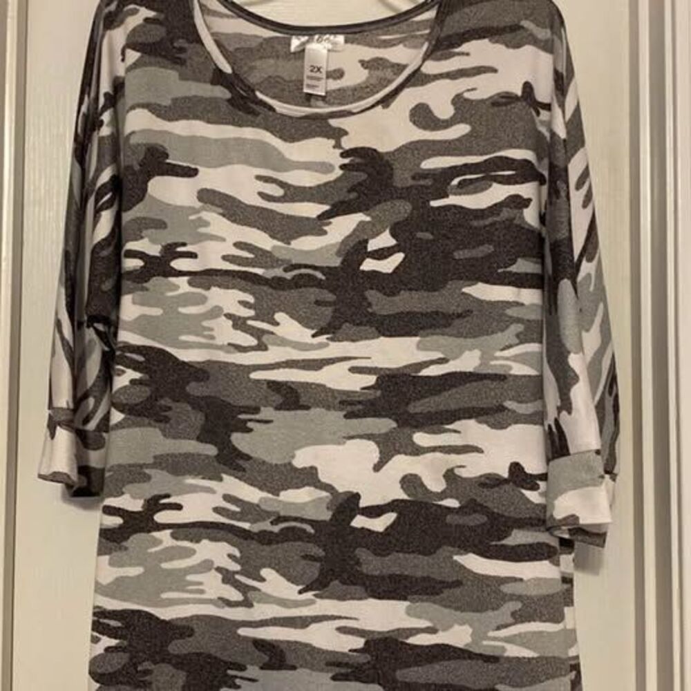 Women’s Just Be 2X‎ multi colored 3/4 sleeve shirt